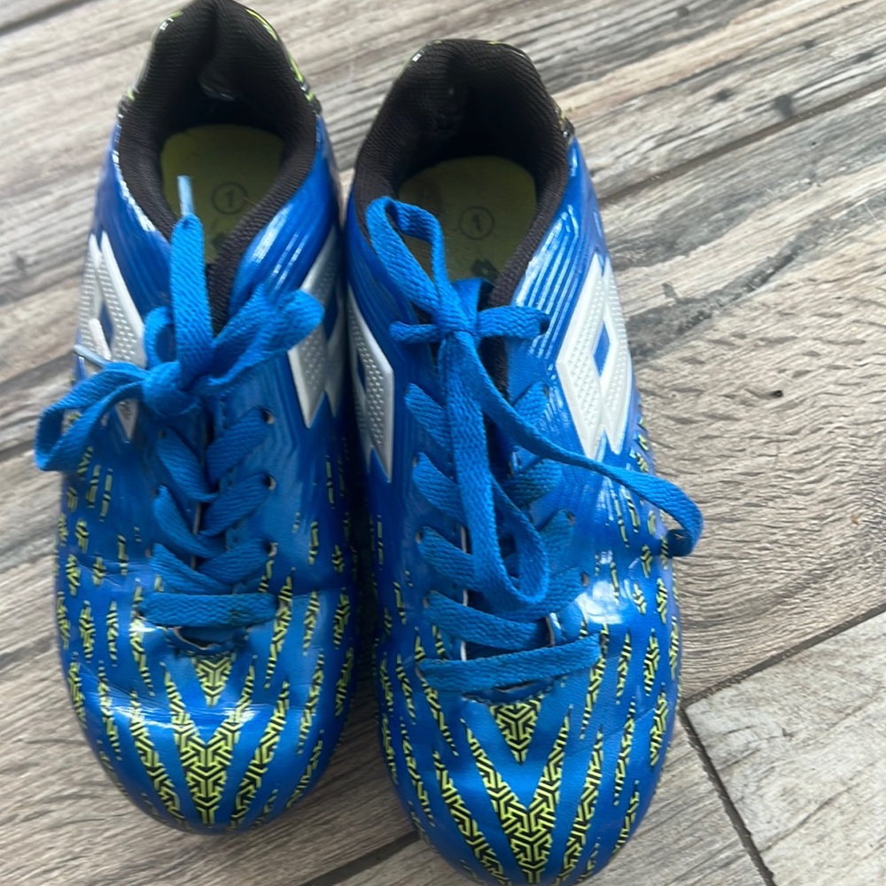 Youth soccer cleats